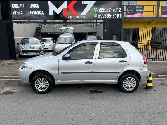Veículo prata fotografado na fachada da MK7